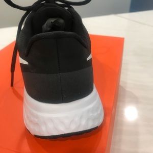 Nike Revolution 5 gym shoes